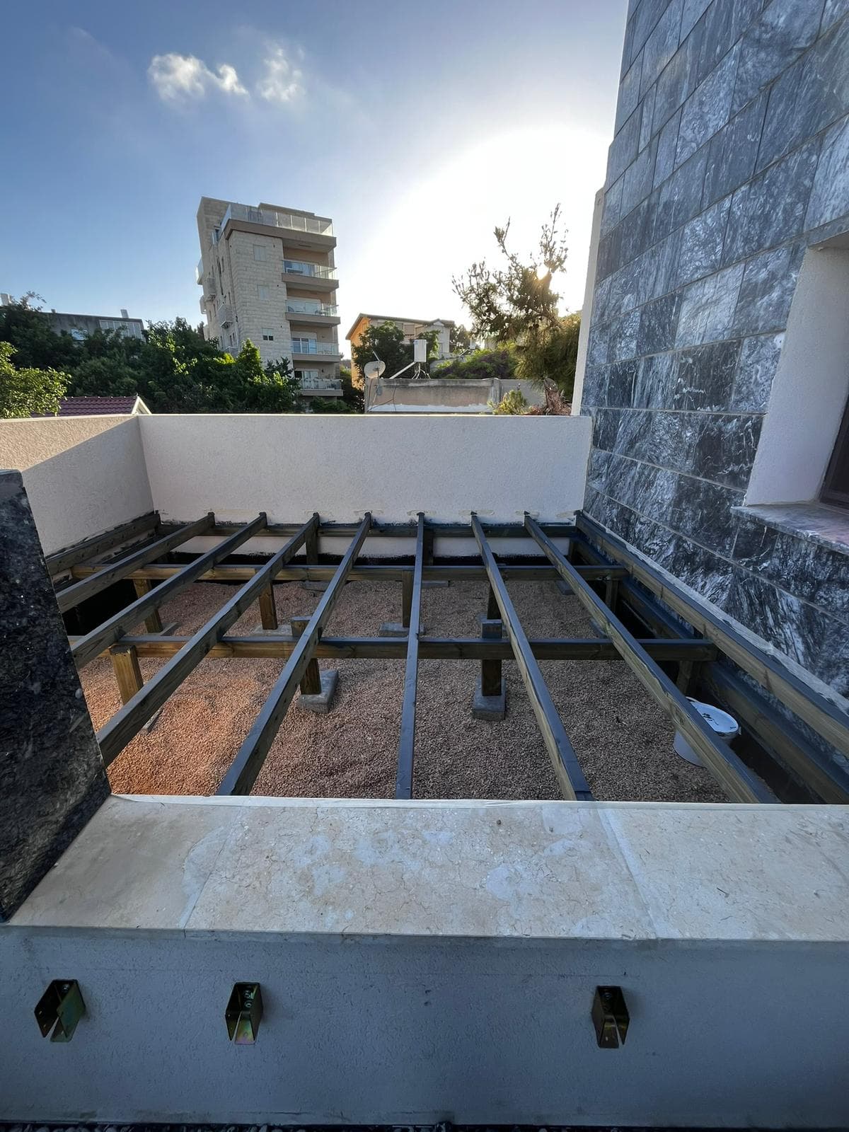 דק אורן תרמי לפינת אירוח - עץ האשל