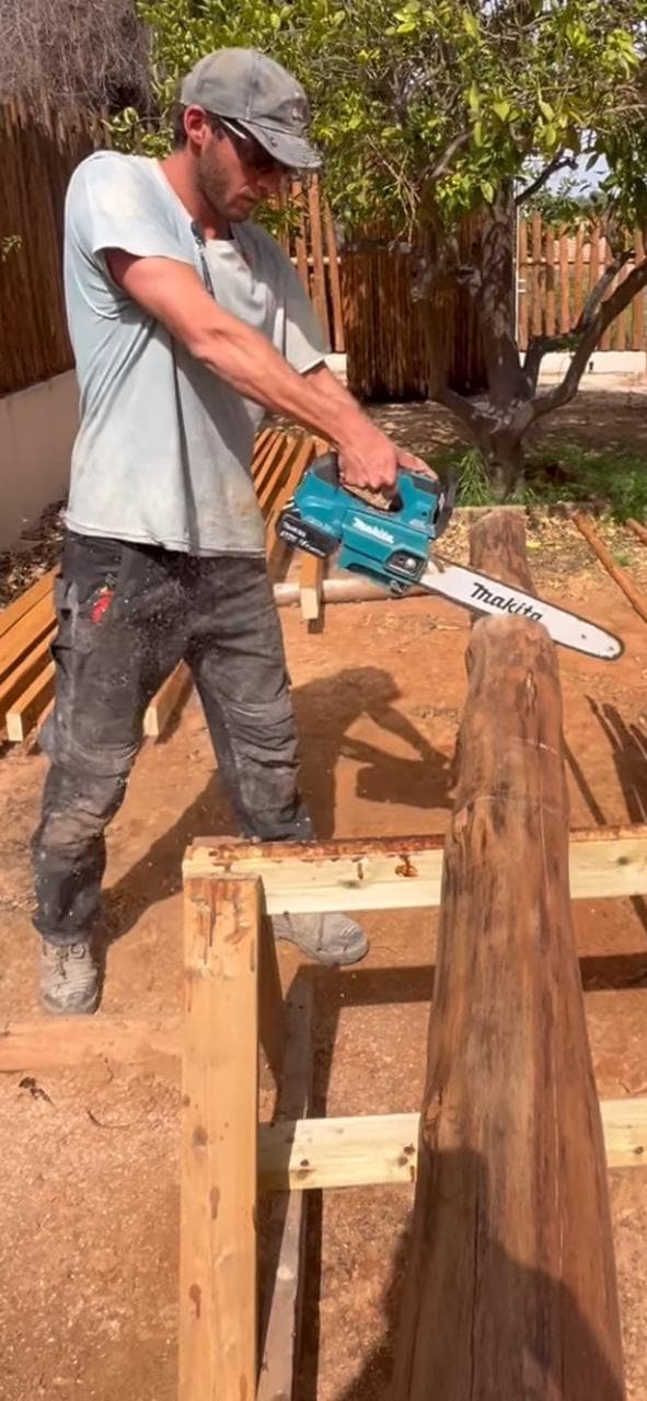 עבודה על גג פרגולה