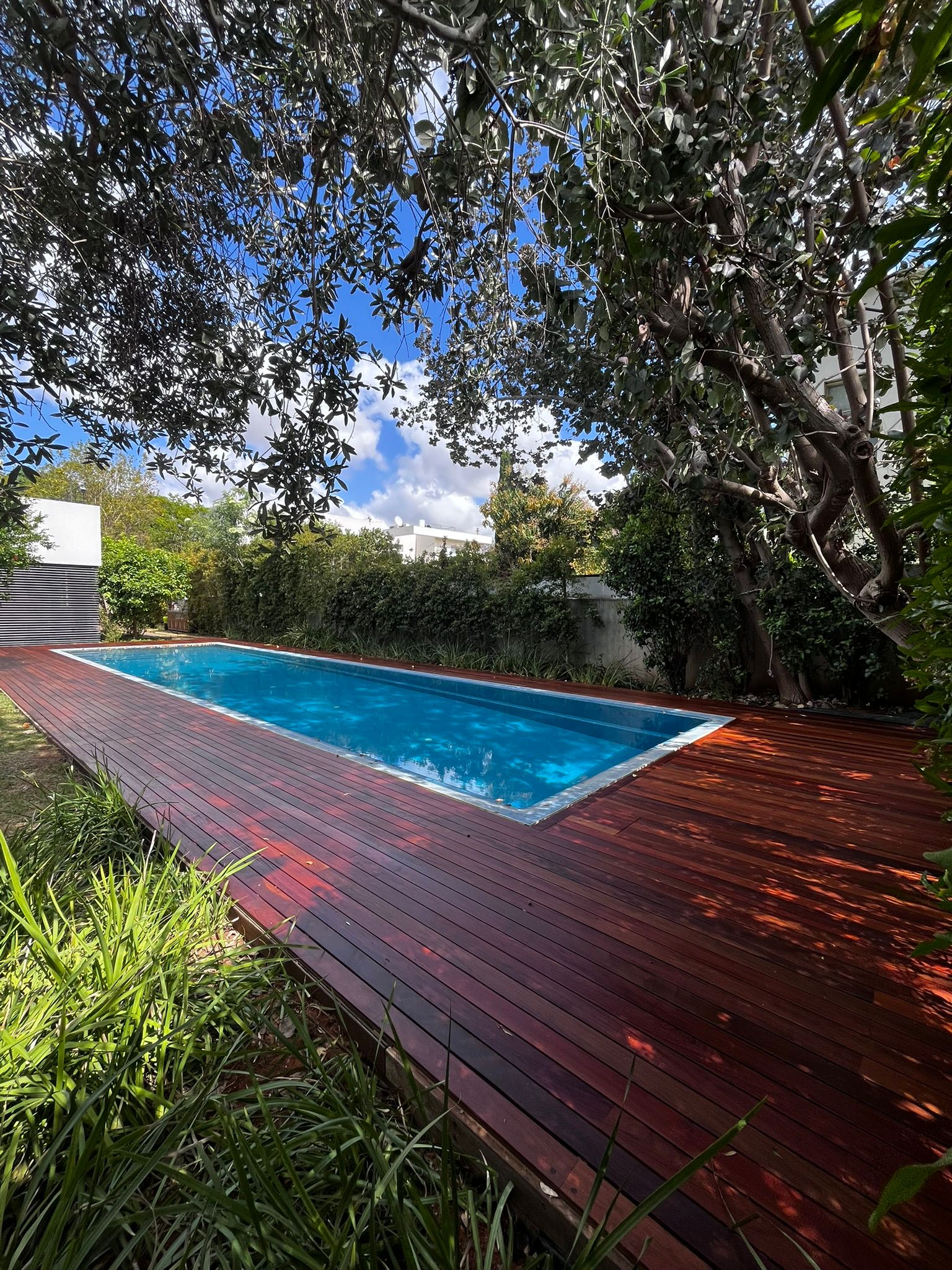 דק איפאה סביב בריכה