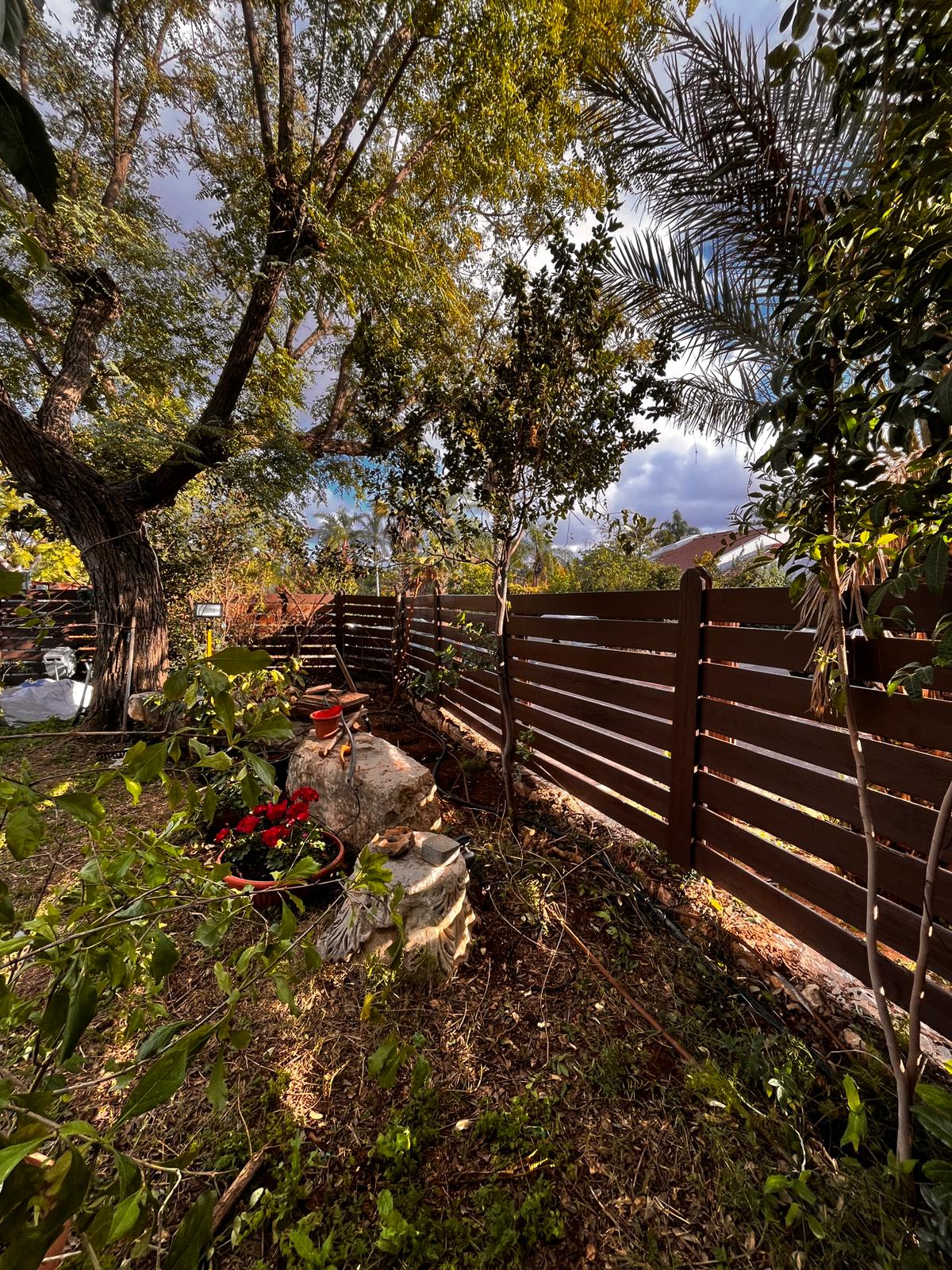 גדר עץ אופקית בגינה