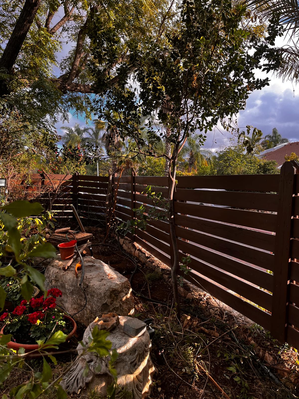 גדר עץ פרטיות