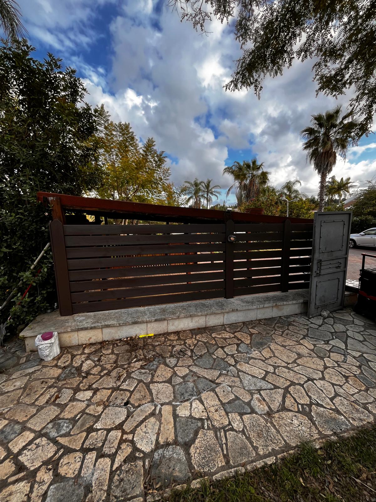 שער כניסה מעץ