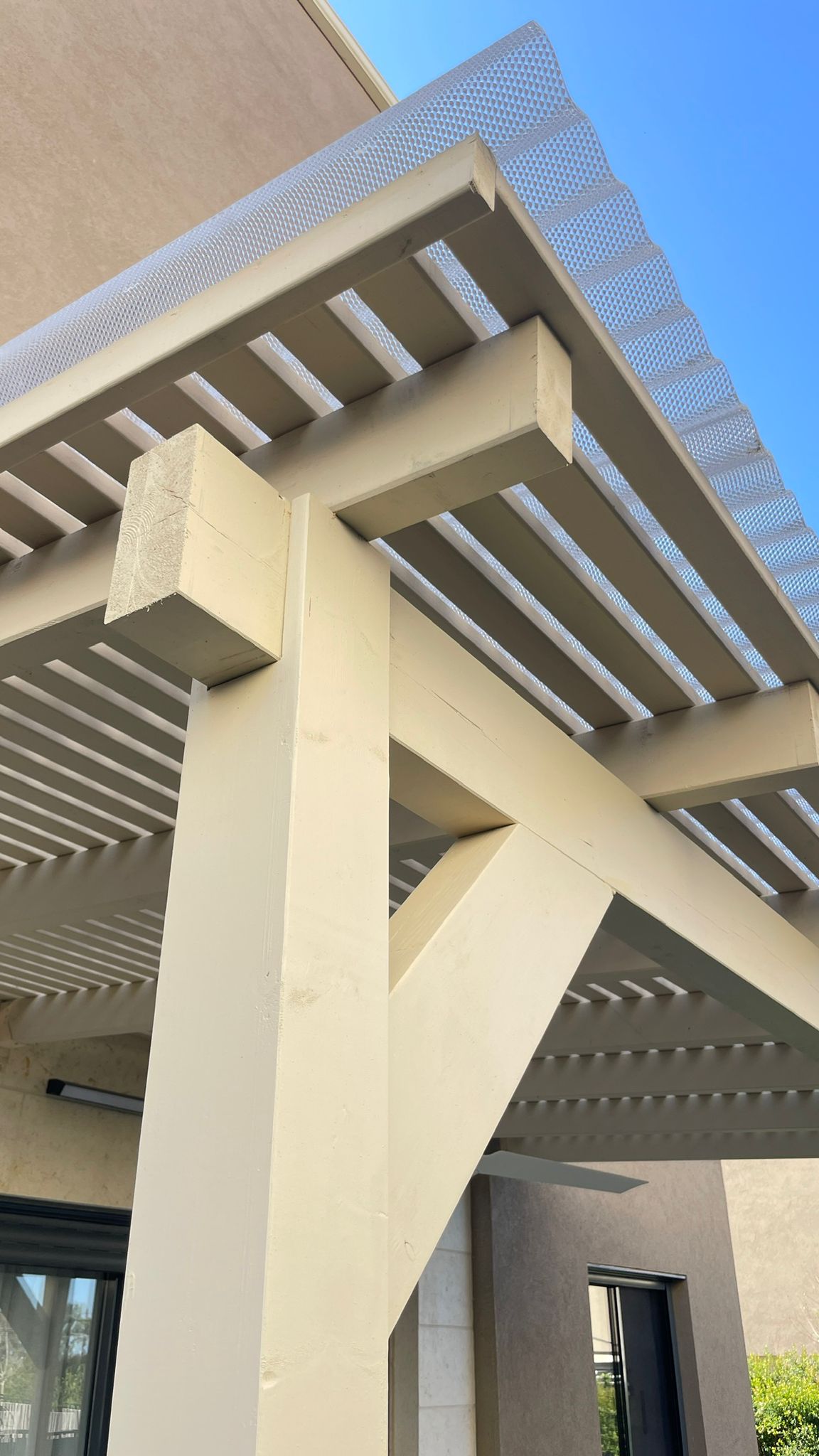 פרגולת עץ מוכנה בגינה