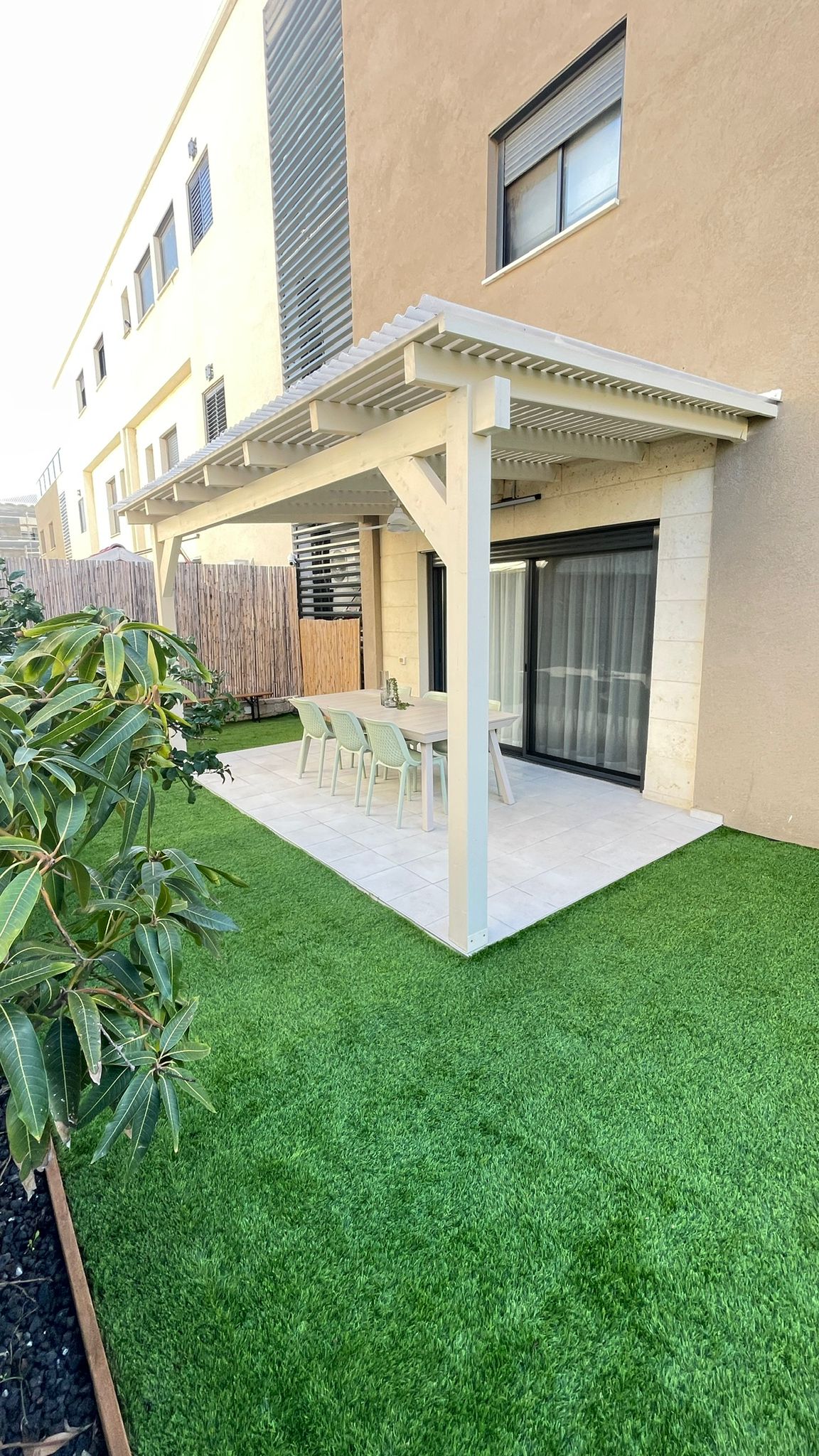 פרגולת אורן בגינה