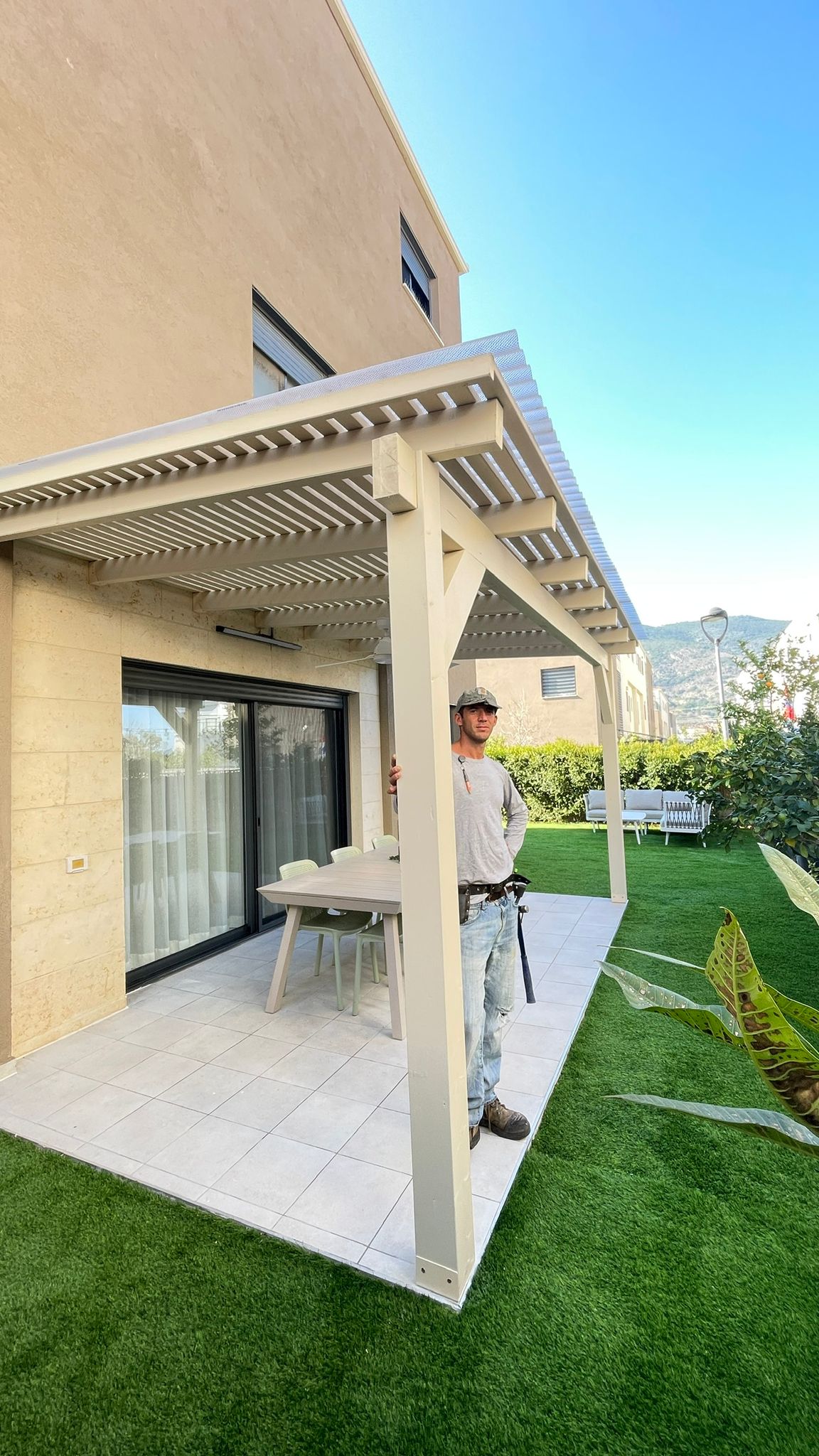 בניית פרגולת עץ - שלב הקמת השלד